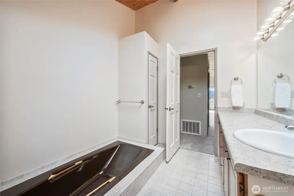 1310 River Road Longview WA 98632