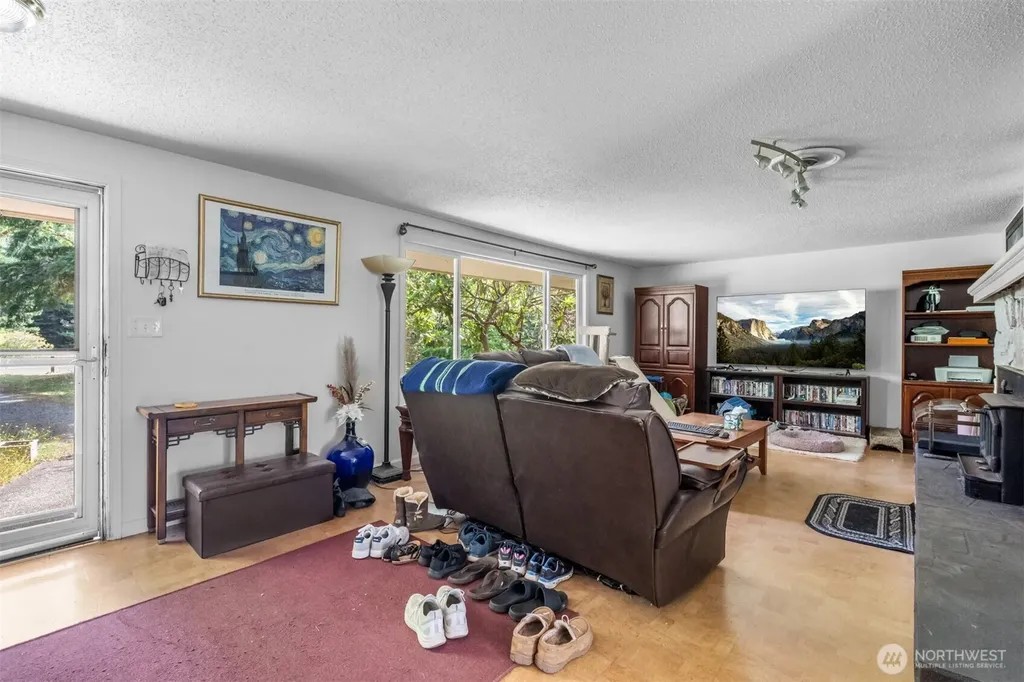 10905 138th Avenue SE Rainier WA 98576