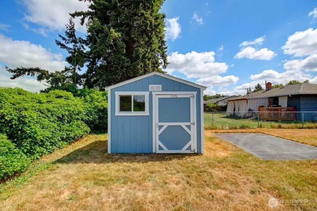 21 8th Avenue Oak Harbor WA 98277
