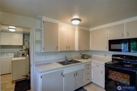 21 8th Avenue Oak Harbor WA 98277