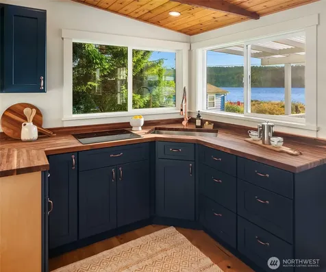 27830 Manzanita Beach Road SW Vashon WA 98070