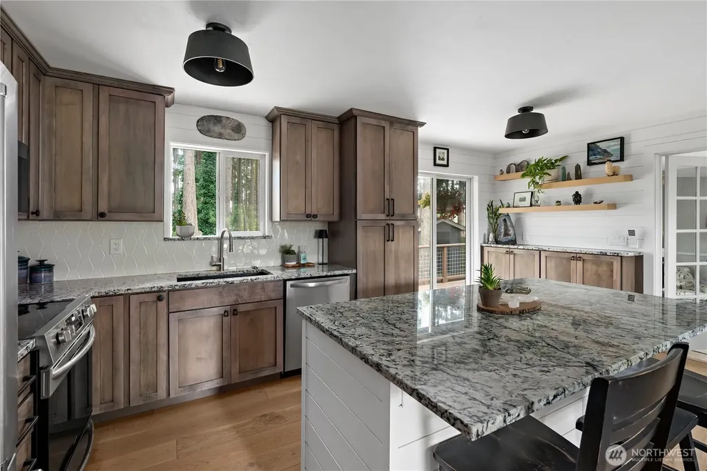 1013 Carl Avenue Oak Harbor WA 98277