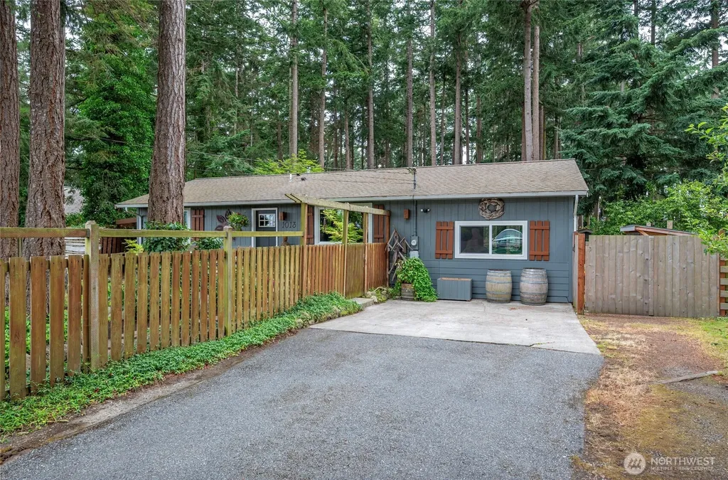 1013 Carl Avenue Oak Harbor WA 98277