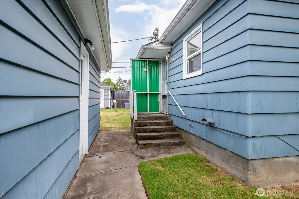 1034 16th Avenue Longview WA 98632