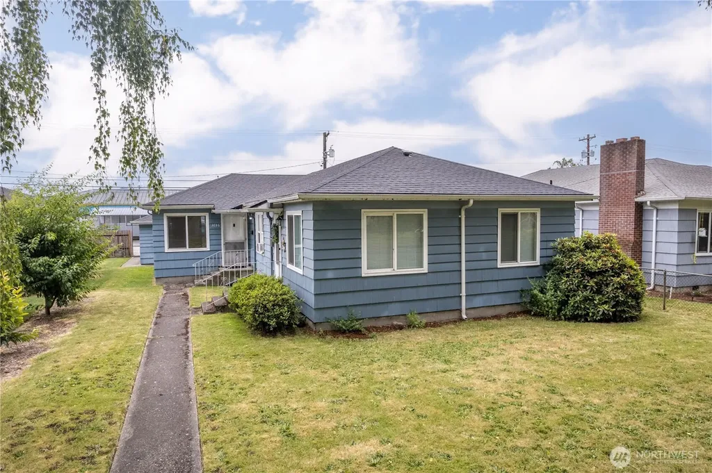1034 16th Avenue Longview WA 98632