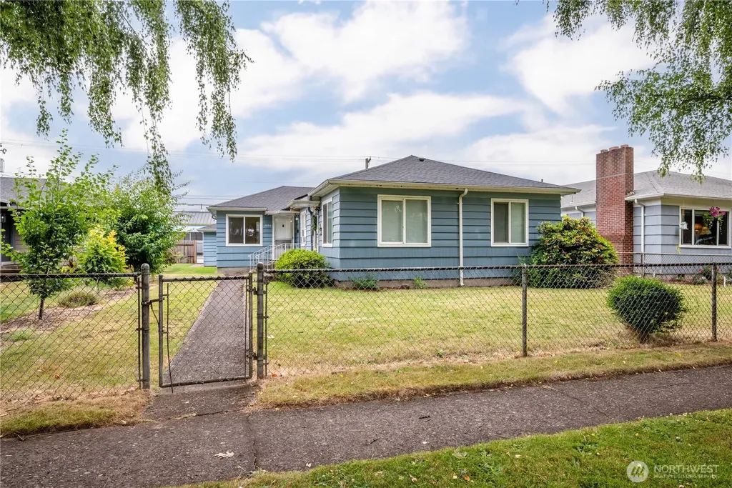1034 16th Avenue Longview WA 98632
