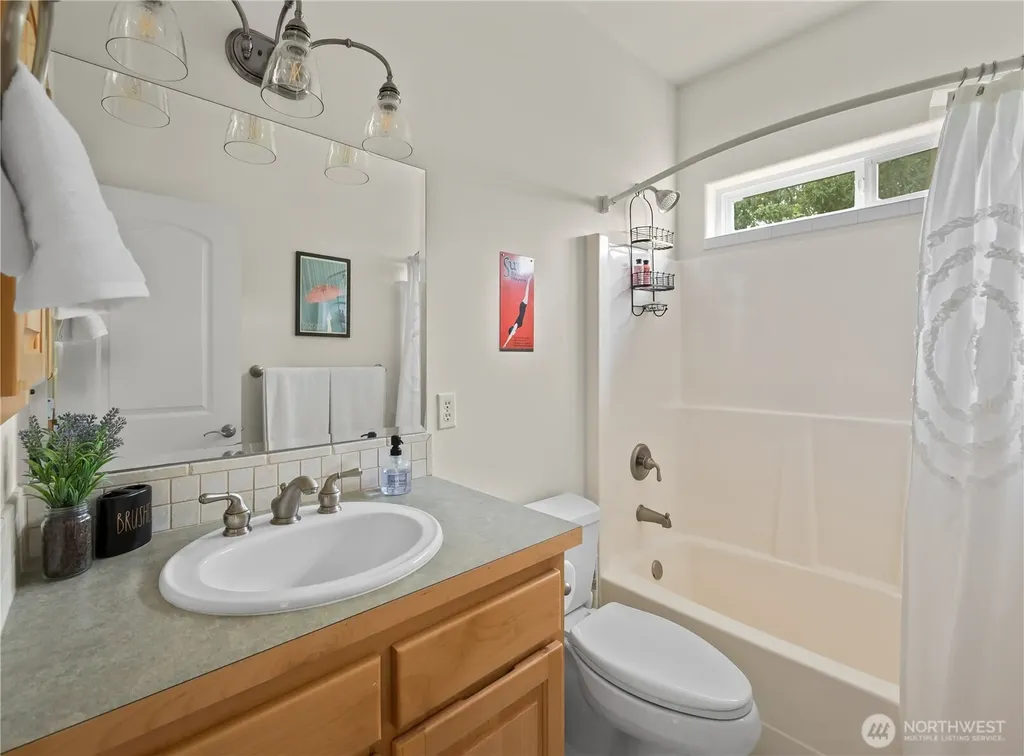 1767 SW Waterside Court Oak Harbor WA 98277