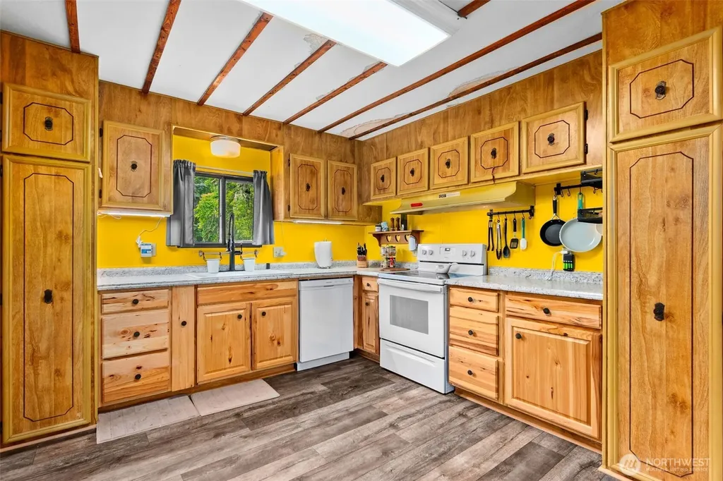 10739 128th Avenue SE Rainier WA 98576