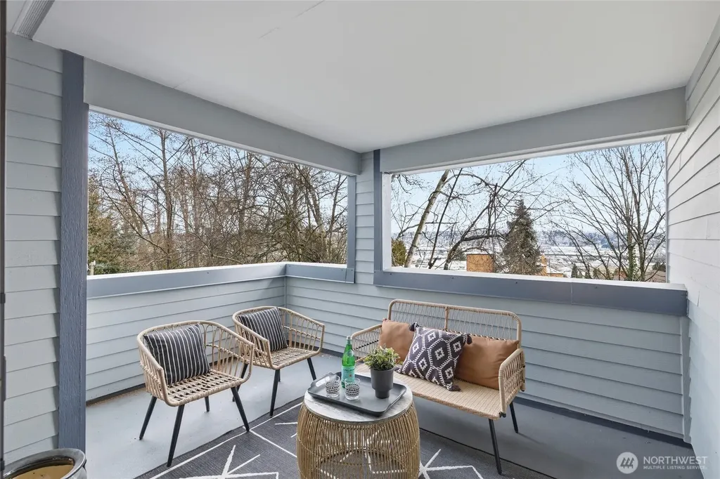 2500 W Manor Place Seattle WA 98199