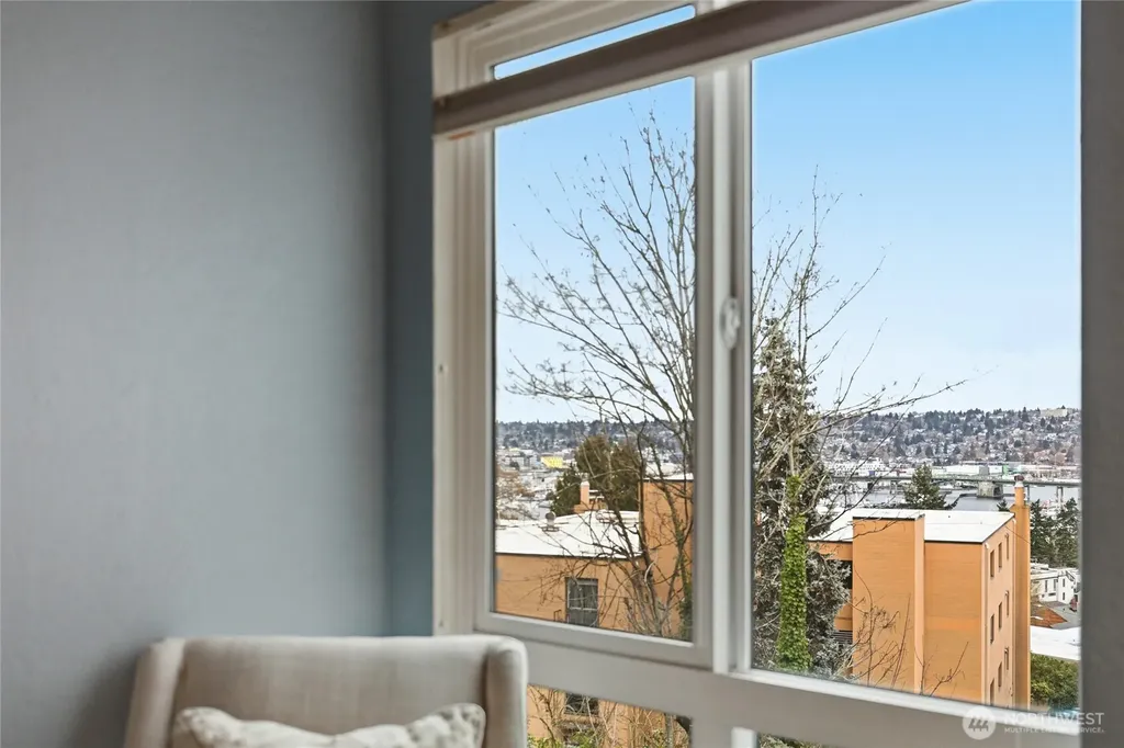 2500 W Manor Place Seattle WA 98199