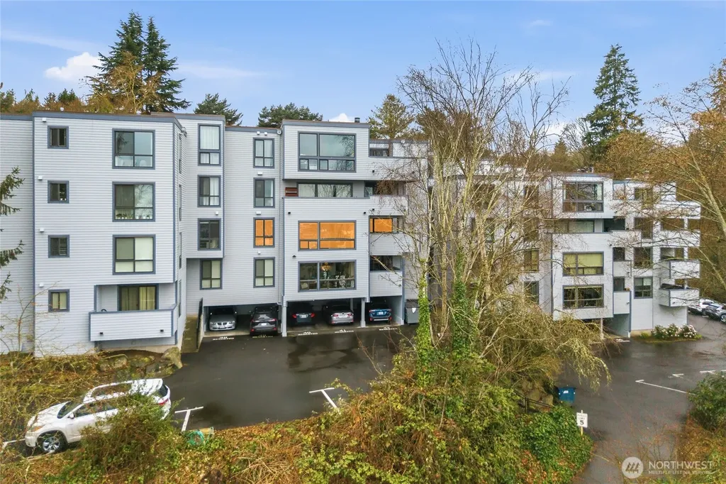 2500 W Manor Place Seattle WA 98199