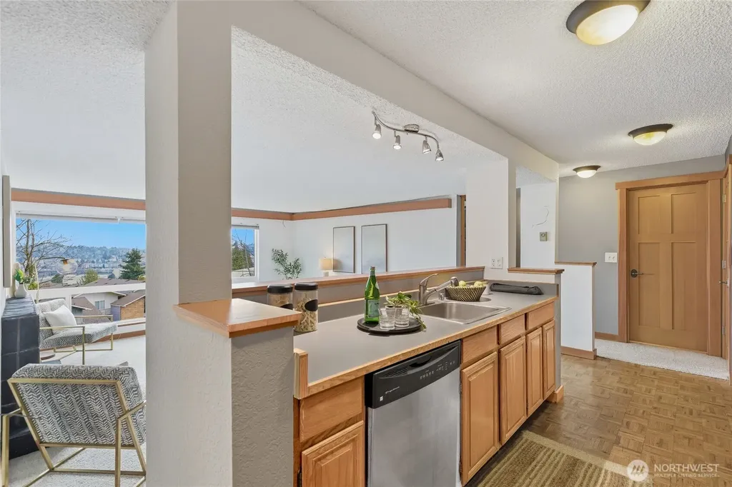 2500 W Manor Place Seattle WA 98199