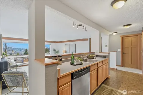 2500 W Manor Place Seattle WA 98199