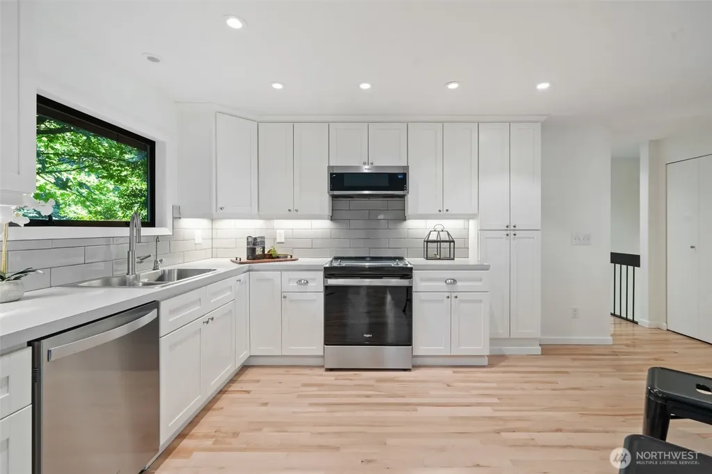 91 E Lakeland Way Allyn WA 98524