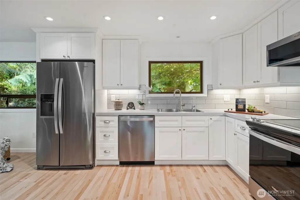 91 E Lakeland Way Allyn WA 98524