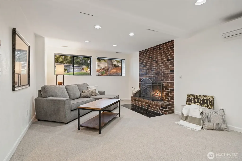 91 E Lakeland Way Allyn WA 98524