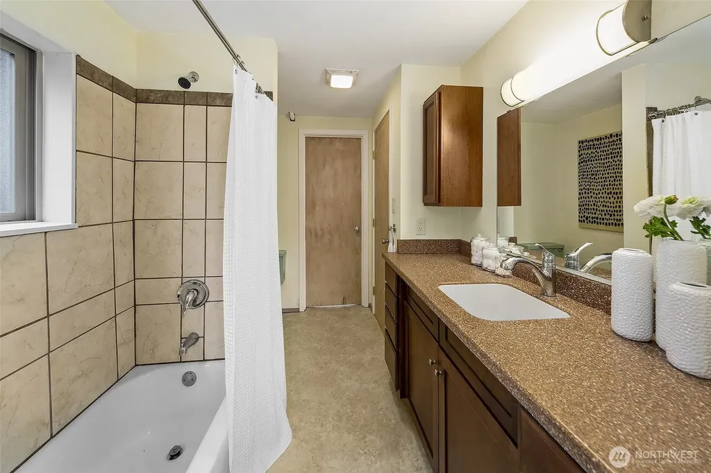 6533 38th Avenue SW Seattle WA 98126