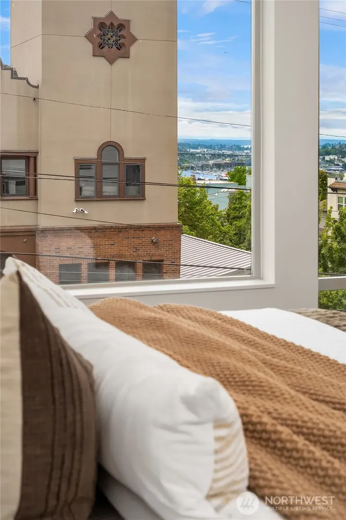 2228 10th Ave E Seattle WA 98102