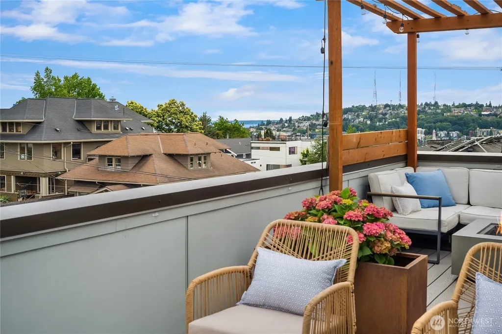 2228 10th Ave E Seattle WA 98102