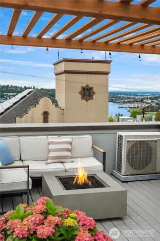 2228 10th Ave E Seattle WA 98102