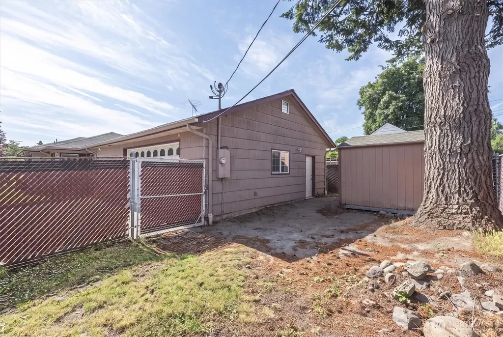 1447 9th Avenue Longview WA 98632