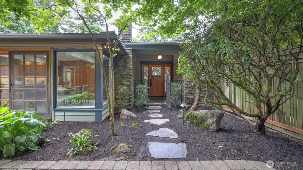10555 SE 28th Street Beaux Arts WA 98004