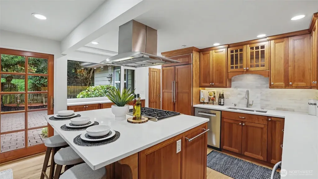 10555 SE 28th Street Beaux Arts WA 98004