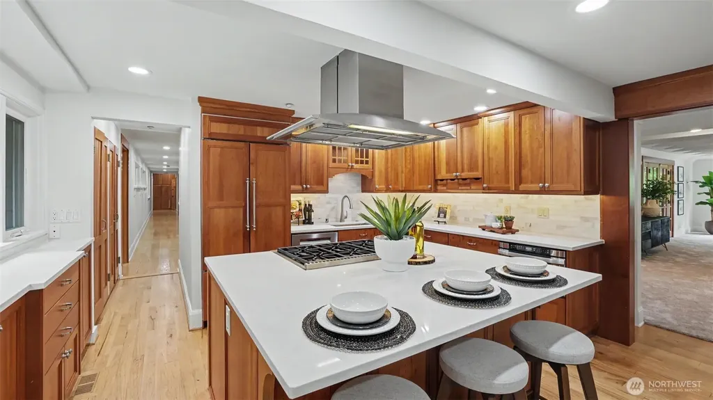 10555 SE 28th Street Beaux Arts WA 98004