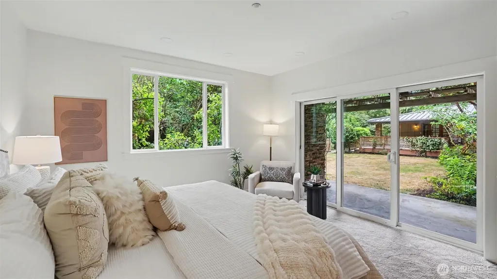10555 SE 28th Street Beaux Arts WA 98004