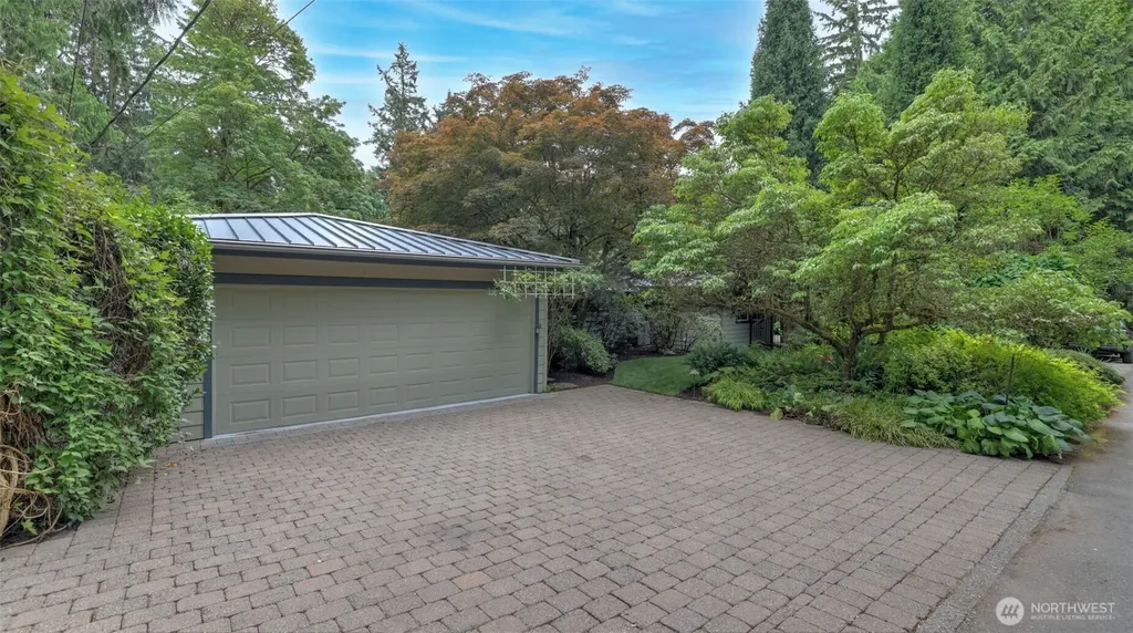 10555 SE 28th Street Beaux Arts WA 98004