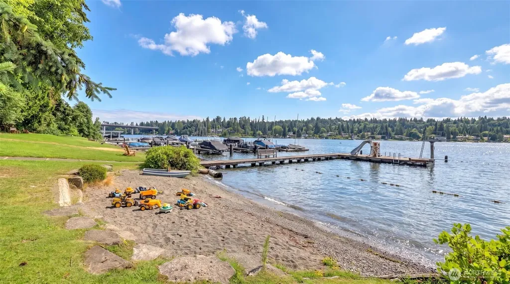 10555 SE 28th Street Beaux Arts WA 98004