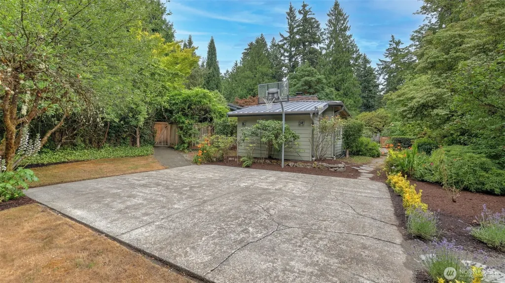 10555 SE 28th Street Beaux Arts WA 98004