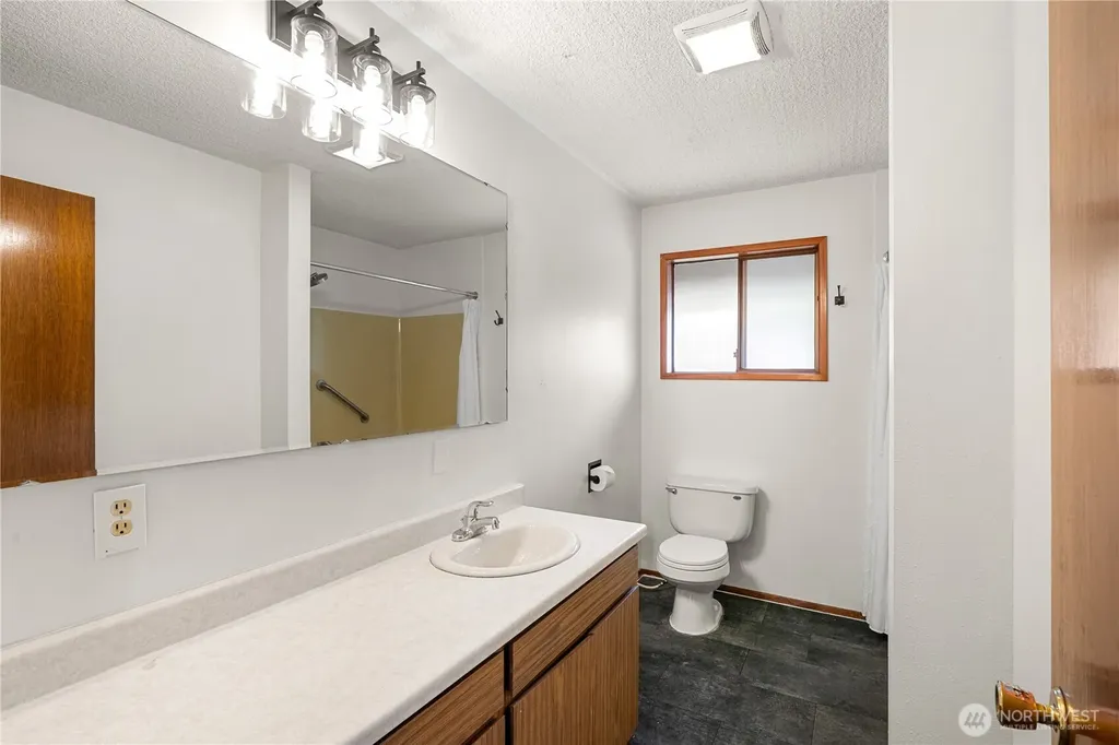 236 E Woodhill Avenue Westport WA 98595