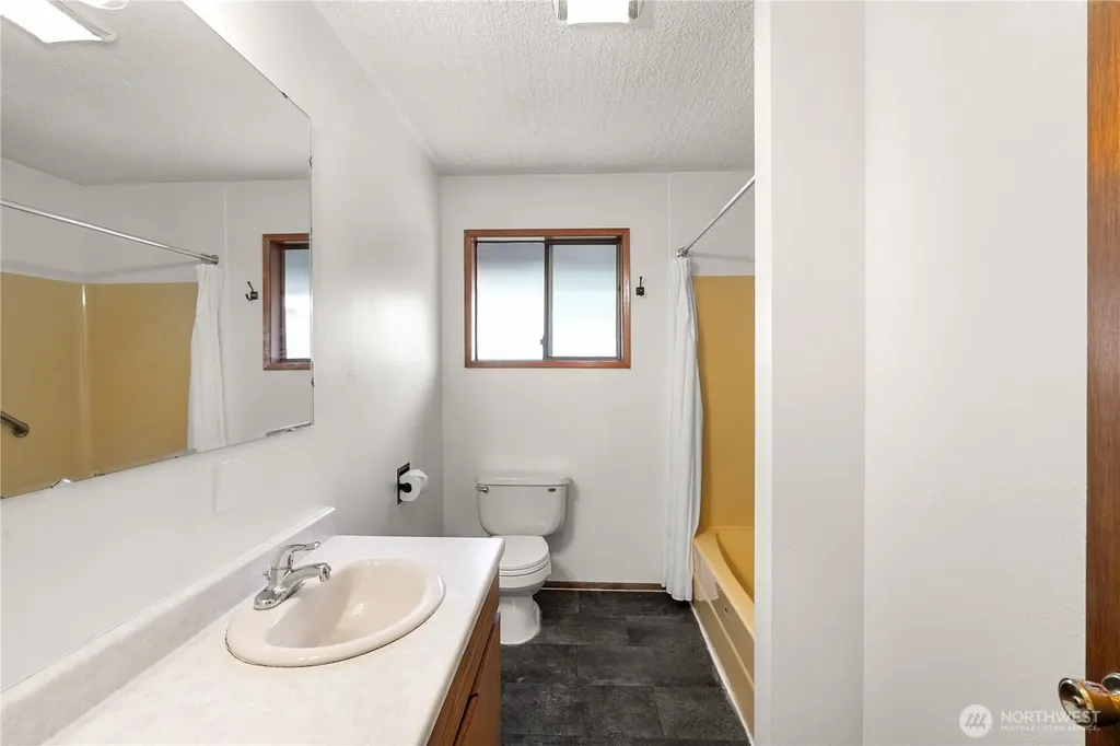 236 E Woodhill Avenue Westport WA 98595
