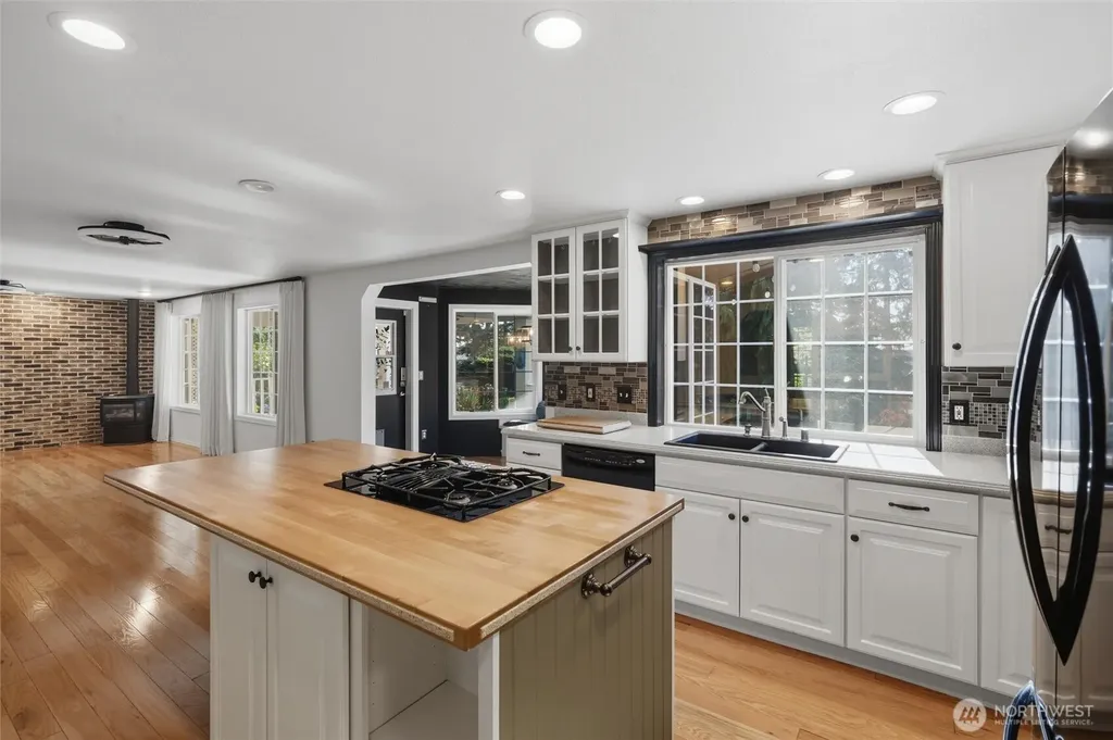 1501 E Old Ranch Road Allyn WA 98524