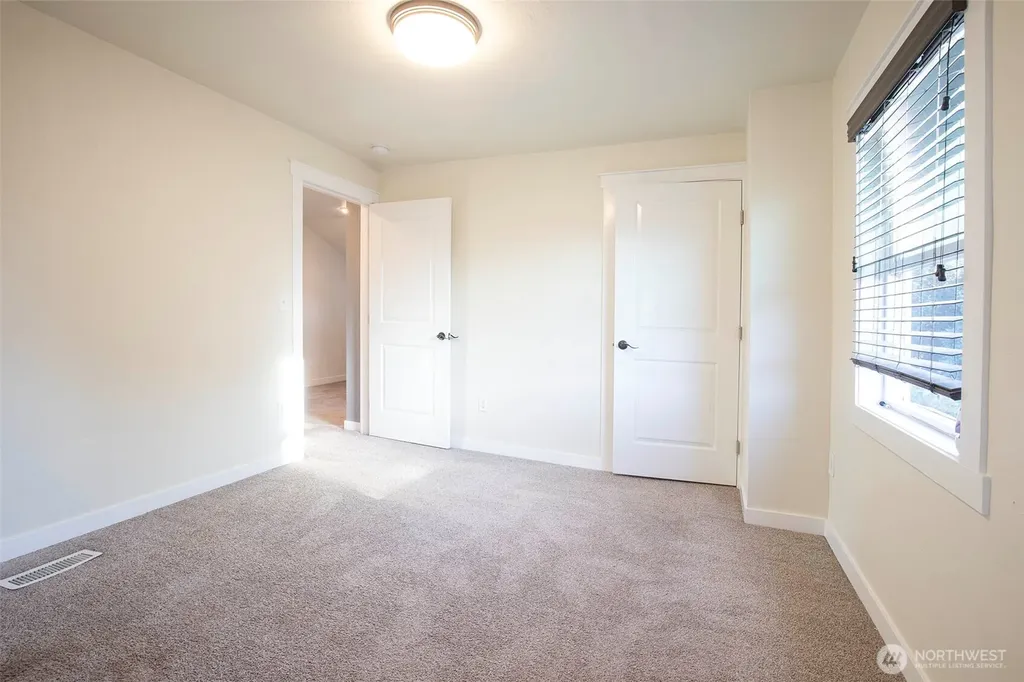 1204 4th Avenue SE Puyallup WA 98372