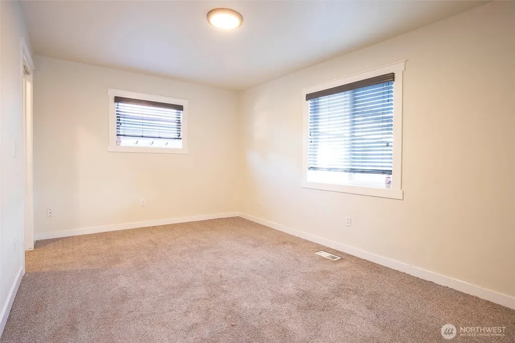1204 4th Avenue SE Puyallup WA 98372