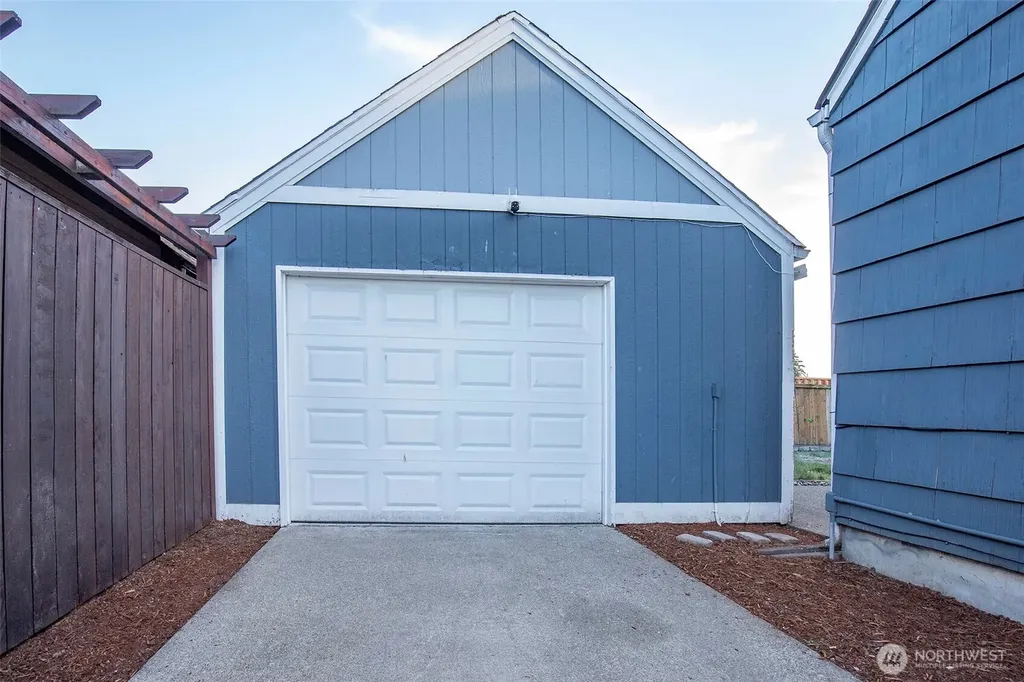 1204 4th Avenue SE Puyallup WA 98372