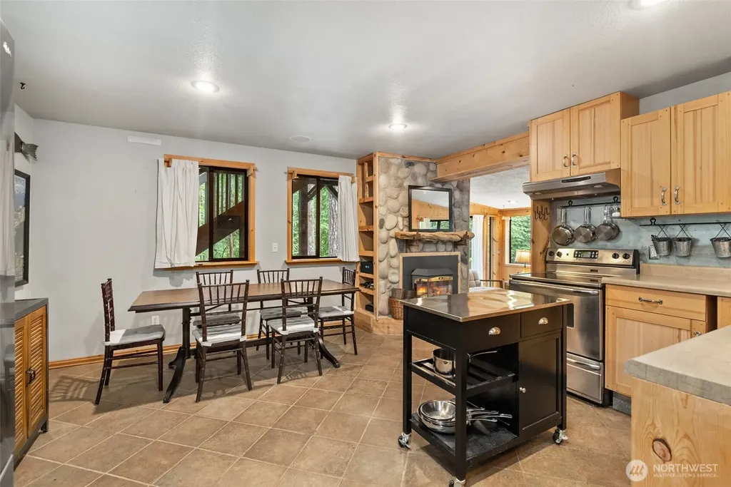 41 N Dow Place Hoodsport WA 98548
