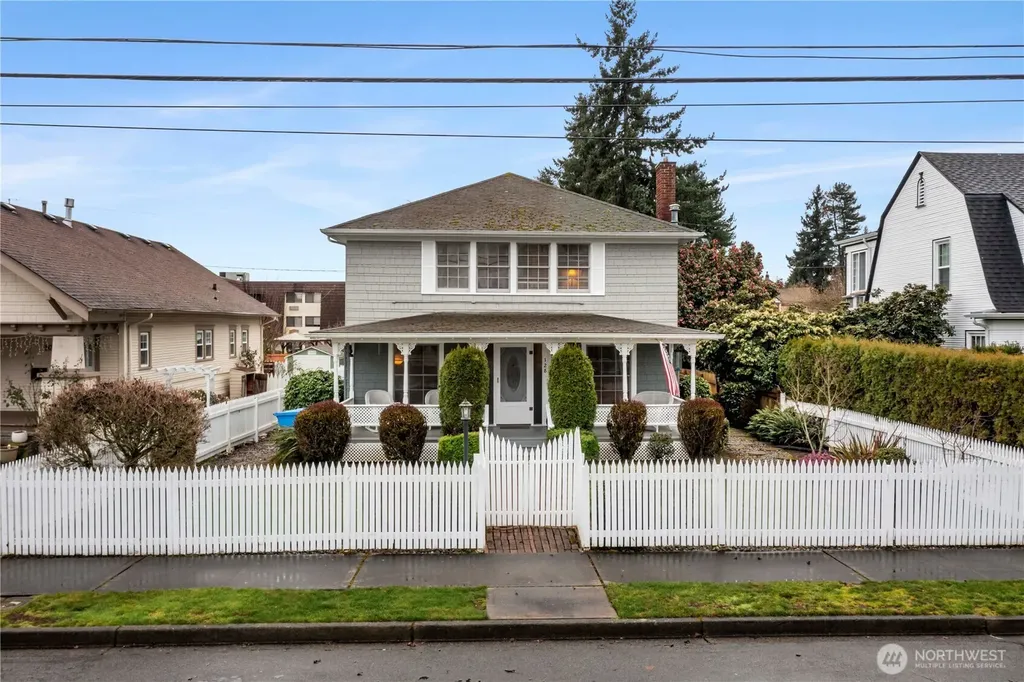 128 5th Avenue NW Puyallup WA 98371