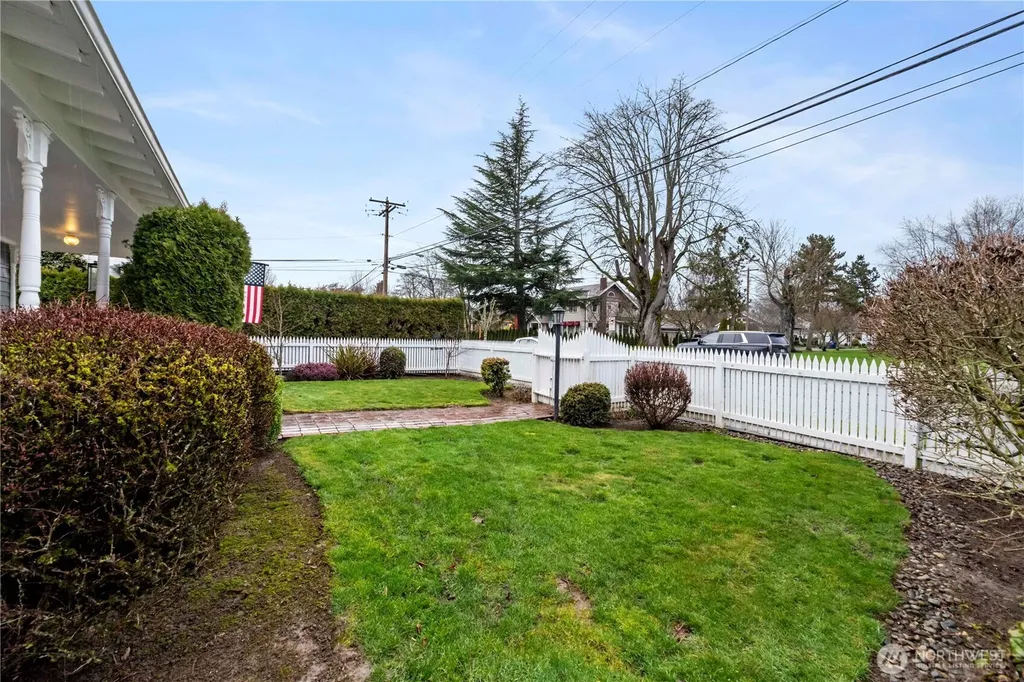 128 5th Avenue NW Puyallup WA 98371