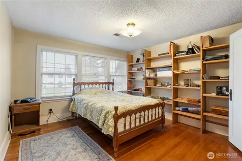 128 5th Avenue NW Puyallup WA 98371