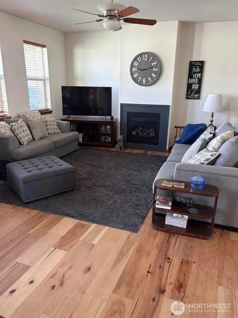 763 SE Bedford Loop College Place WA 99324