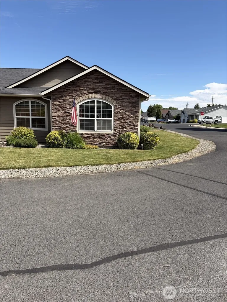 763 SE Bedford Loop College Place WA 99324