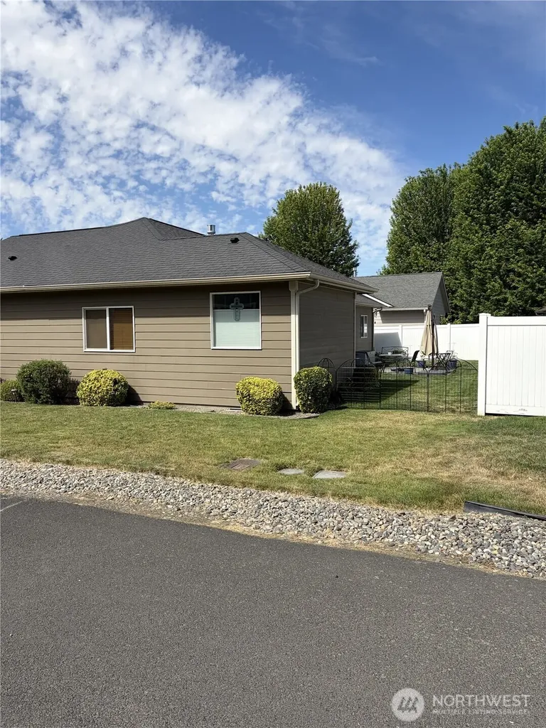 763 SE Bedford Loop College Place WA 99324