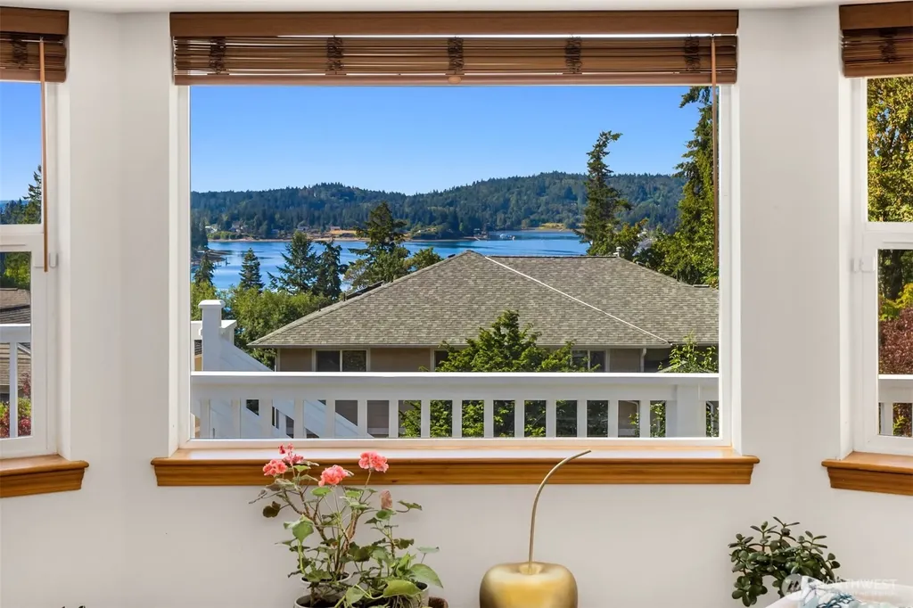 17725 Baywatch Court NE Poulsbo WA 98370
