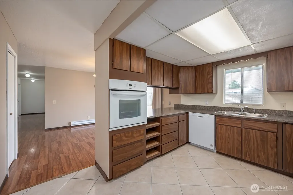 530 W Crest Moses Lake WA 98837
