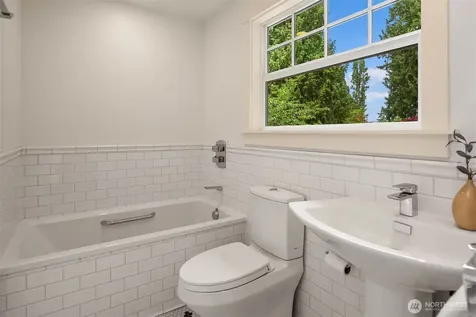 4712 90th Avenue SE Mercer Island WA 98040