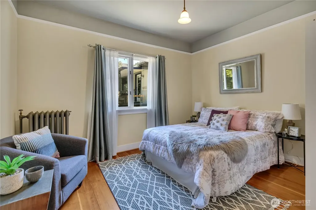 2204 3rd Avenue W Seattle WA 98119