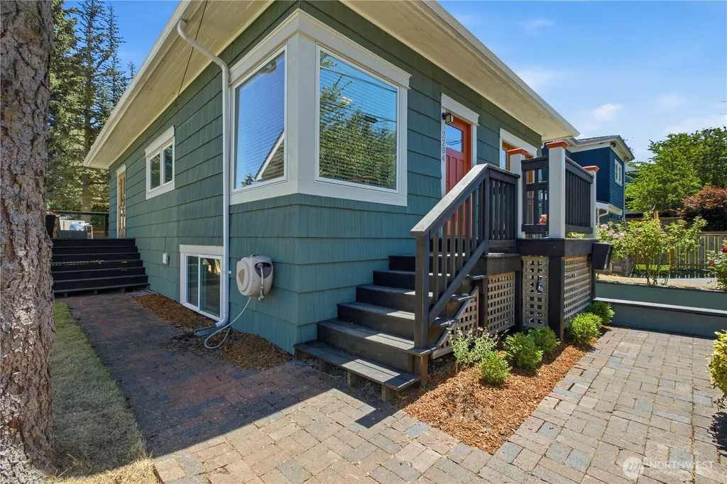 2204 3rd Avenue W Seattle WA 98119